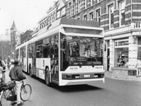 842775 Afbeelding van een proefrit van een dubbel gelede bus door het centrum van Utrecht, ter hoogte van de Nobelstraat.